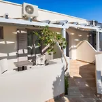 Eleftheria Aparthotel Perivolos (Santorini)