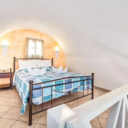 Eleftheria 4* Perivolos (Santorini)