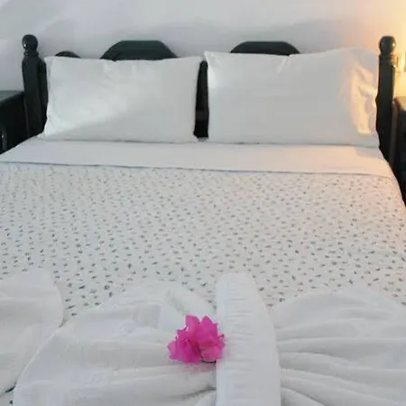 Eleftheria 4* Perivolos (Santorini)