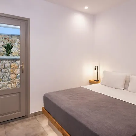 Eleftheria 3* Perivolos (Santorini)