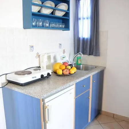 Eleftheria 3* Perivolos (Santorini)