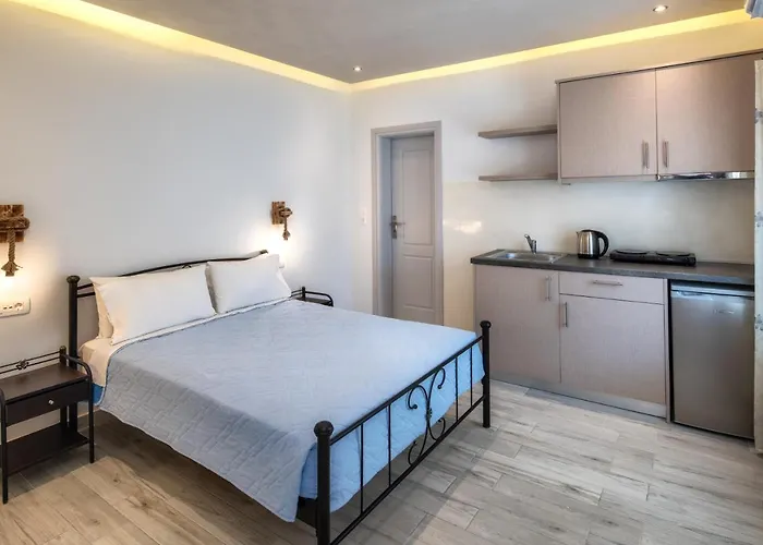 Eleftheria Aparthotel Perivolos (Santorini)