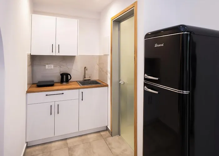 Eleftheria Aparthotel Perivolos (Santorini)